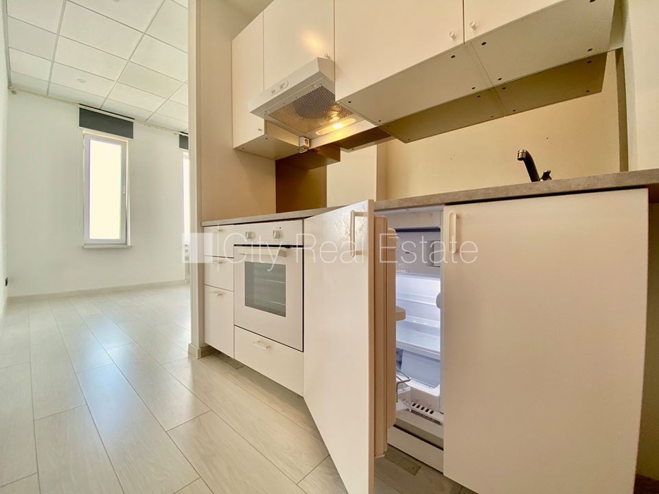 Sludinājumi. Fasādes māja, renovēta māja, slēgts pagalms, ieeja no ielas, ir lifts, kāpņu telpa pēc kapitālā Cena: 300 EUR/mēn Foto #9