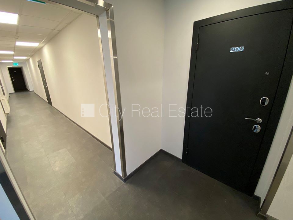 Sludinājumi. Fasādes māja, renovēta māja, slēgts pagalms, ieeja no ielas, kāpņu telpa pēc kapitālā remonta, logi Cena: 330 EUR/mēn Foto #11