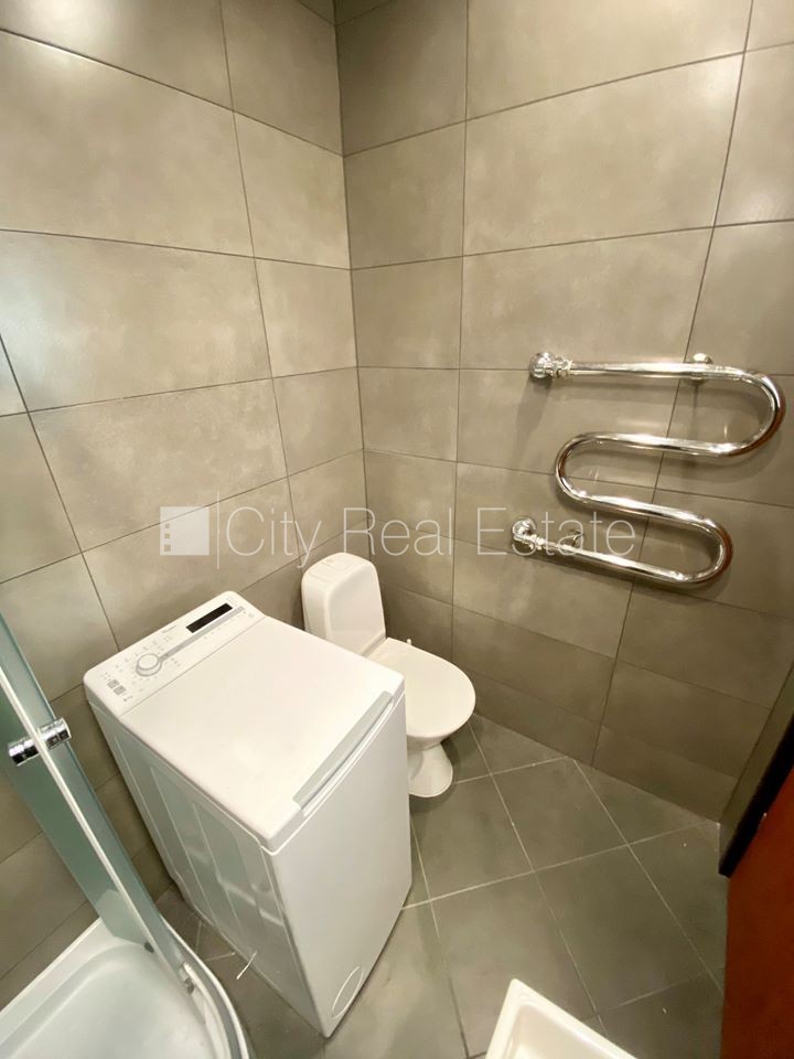 Sludinājumi. Fasādes māja, renovēta māja, slēgts pagalms, ieeja no ielas, kāpņu telpa pēc kapitālā remonta, logi Cena: 330 EUR/mēn Foto #10