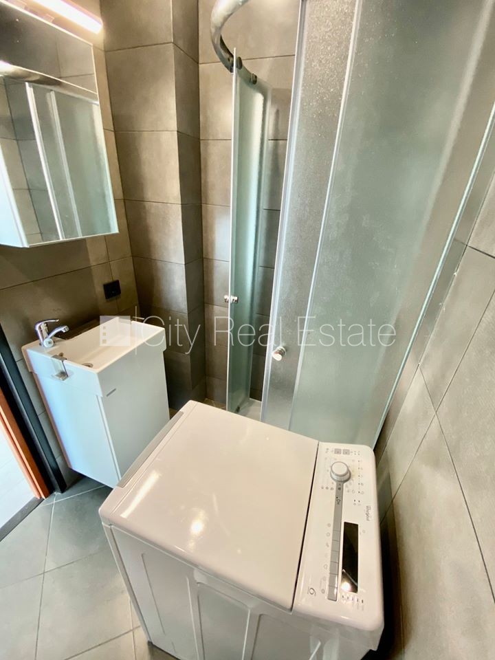 Sludinājumi. Fasādes māja, renovēta māja, slēgts pagalms, ieeja no ielas, kāpņu telpa pēc kapitālā remonta, logi Cena: 330 EUR/mēn Foto #9