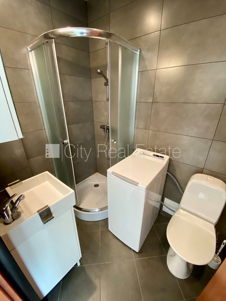 Sludinājumi. Fasādes māja, renovēta māja, slēgts pagalms, ieeja no ielas, kāpņu telpa pēc kapitālā remonta, logi Cena: 330 EUR/mēn Foto #8