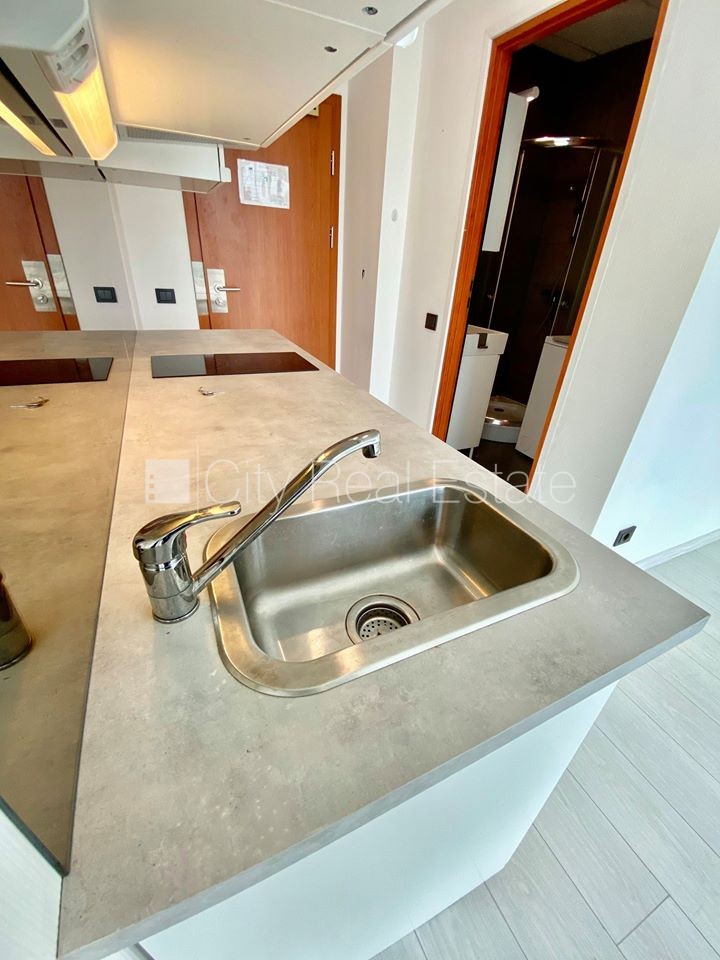 Sludinājumi. Fasādes māja, renovēta māja, slēgts pagalms, ieeja no ielas, kāpņu telpa pēc kapitālā remonta, logi Cena: 330 EUR/mēn Foto #7