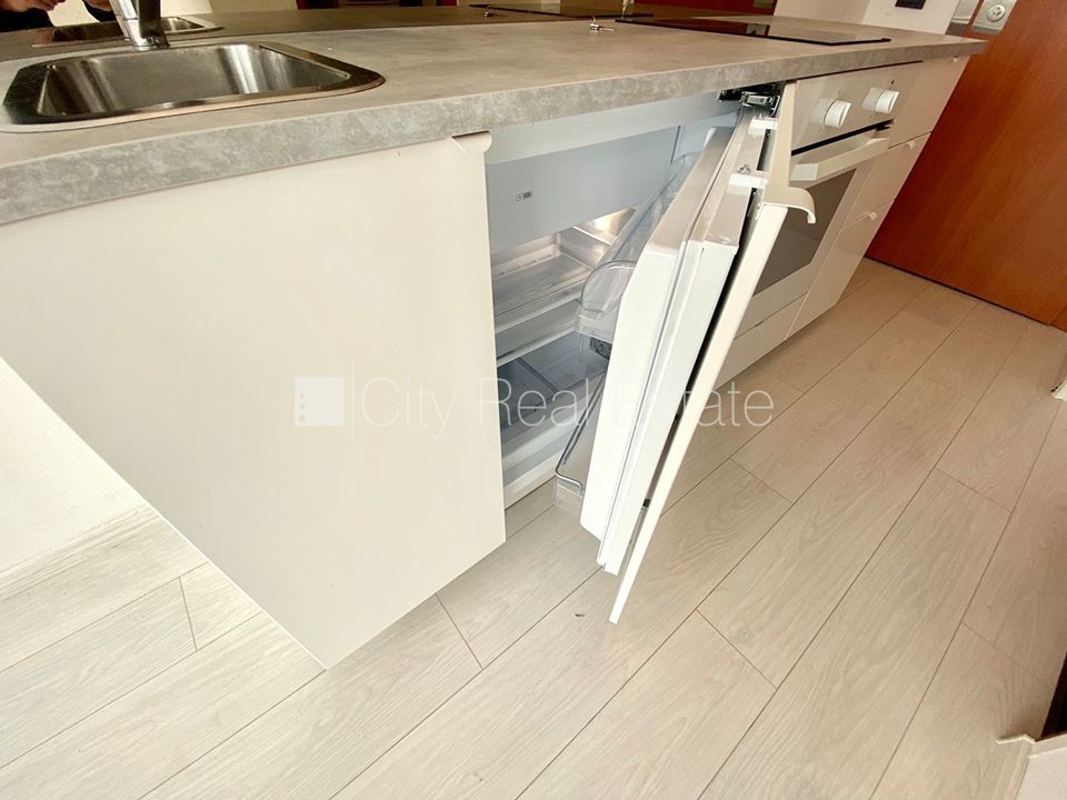 Sludinājumi. Fasādes māja, renovēta māja, slēgts pagalms, ieeja no ielas, kāpņu telpa pēc kapitālā remonta, logi Cena: 330 EUR/mēn Foto #6