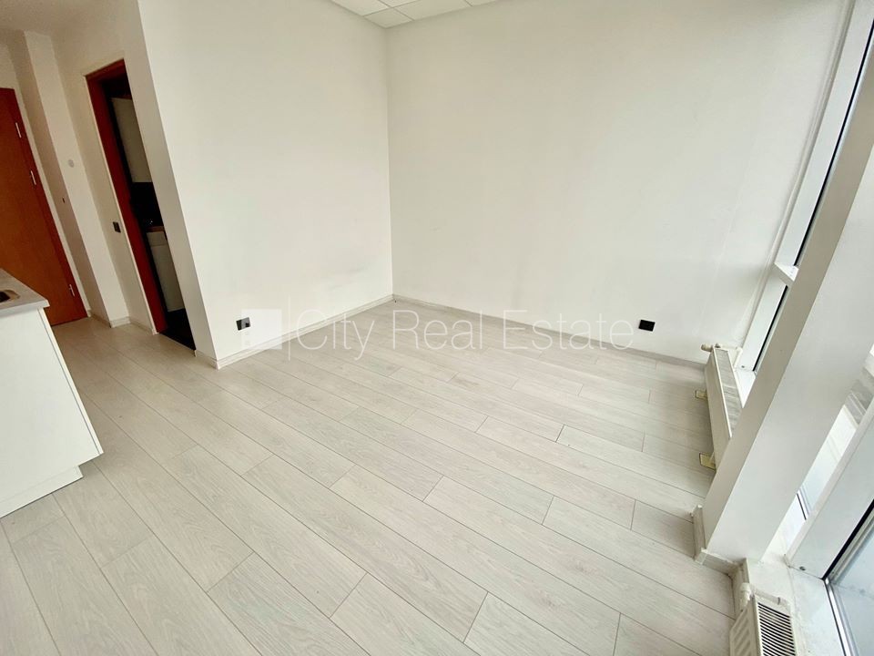 Sludinājumi. Fasādes māja, renovēta māja, slēgts pagalms, ieeja no ielas, kāpņu telpa pēc kapitālā remonta, logi Cena: 330 EUR/mēn Foto #3