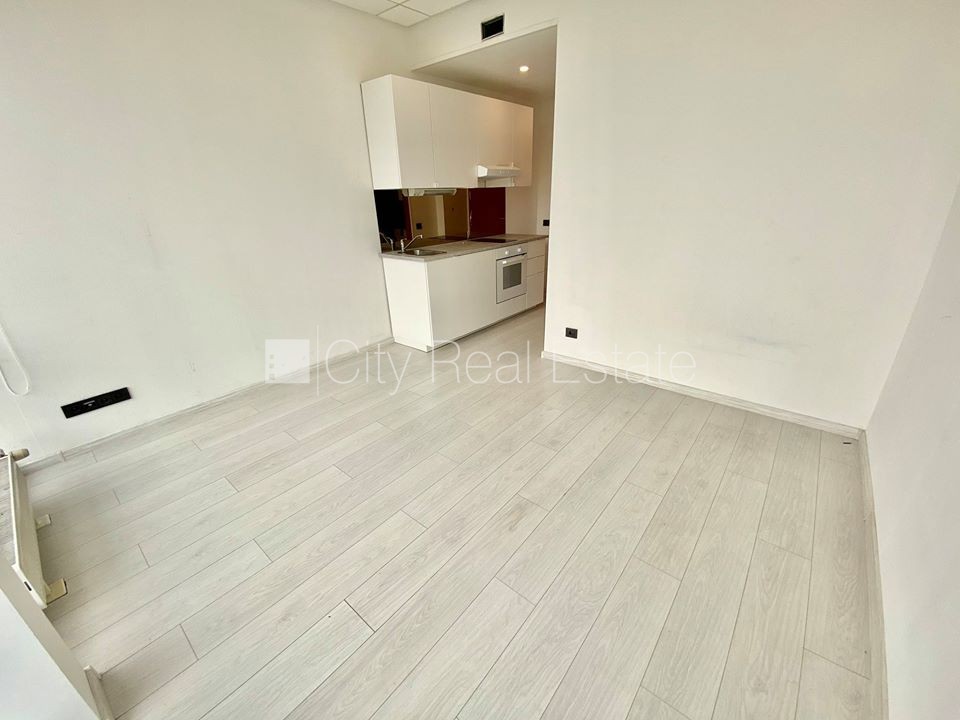 Sludinājumi. Fasādes māja, renovēta māja, slēgts pagalms, ieeja no ielas, kāpņu telpa pēc kapitālā remonta, logi Cena: 330 EUR/mēn Foto #4