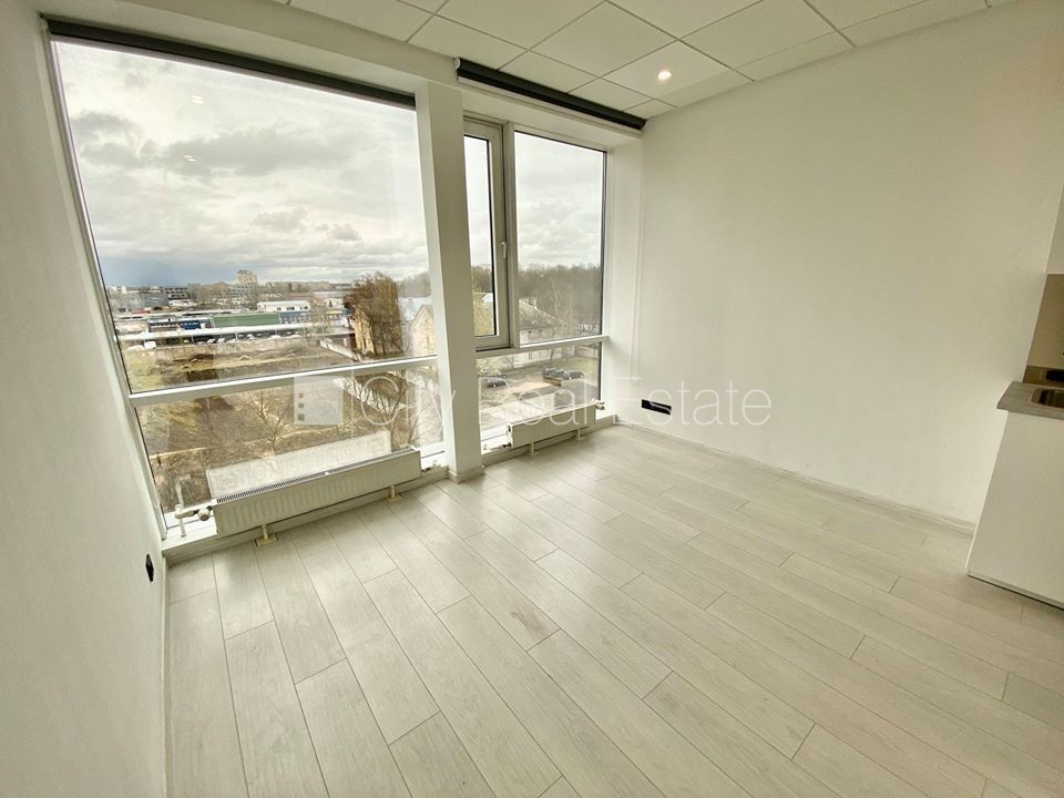 Sludinājumi. Fasādes māja, renovēta māja, slēgts pagalms, ieeja no ielas, kāpņu telpa pēc kapitālā remonta, logi Cena: 330 EUR/mēn Foto #5