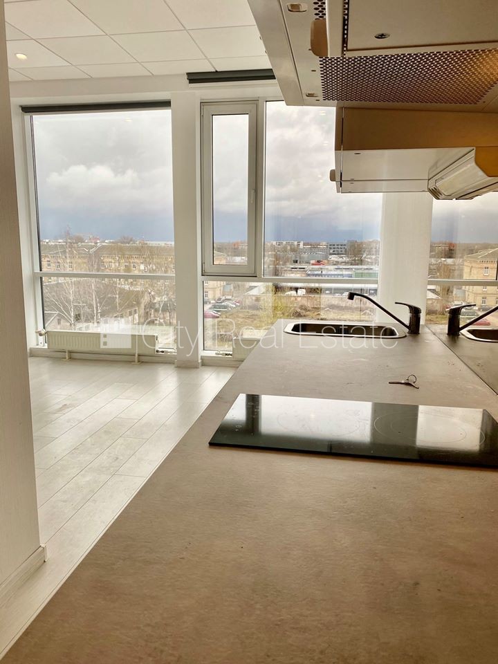 Sludinājumi. Fasādes māja, renovēta māja, slēgts pagalms, ieeja no ielas, kāpņu telpa pēc kapitālā remonta, logi Cena: 330 EUR/mēn Foto #2