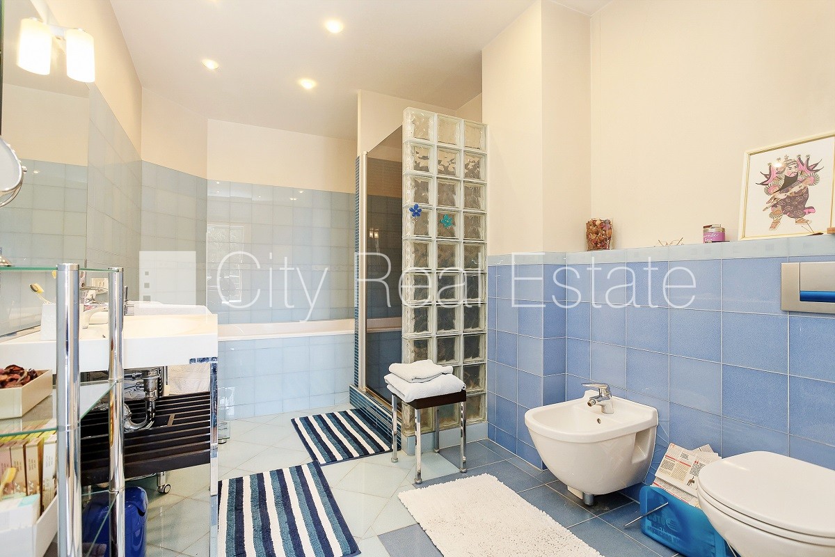 Sludinājumi. Labiekārtots apzaļumots pagalms, pazemes autostāvvieta, pagalmā bērnu spēļu laukums, divas terases, Cena: 1500 EUR/mēn Foto #10