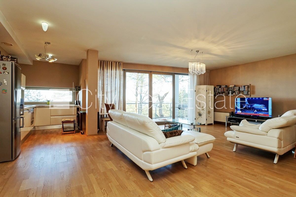 Sludinājumi. Labiekārtots apzaļumots pagalms, pazemes autostāvvieta, pagalmā bērnu spēļu laukums, divas terases, Cena: 1500 EUR/mēn Foto #1