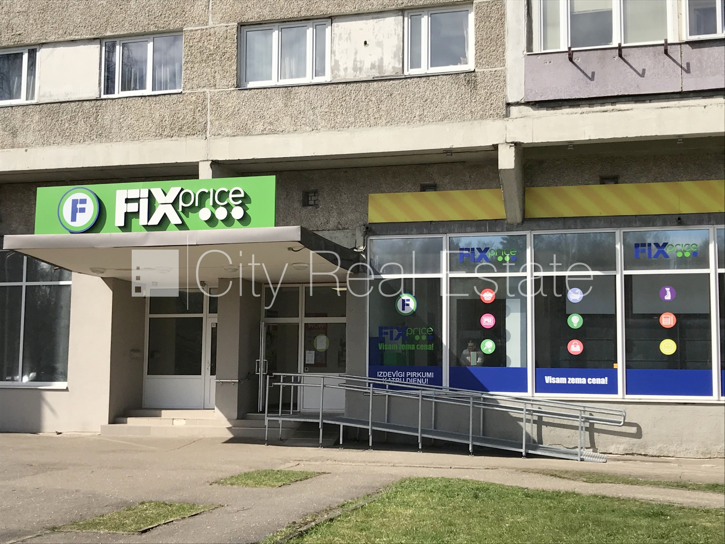 Sludinājumi. Fasādes māja, ieeja no ielas, ieeja no pagalma, logi vērsti uz ielas pusi, divas ieejas, centrālā Cena: 2364 EUR/mēn Foto #1