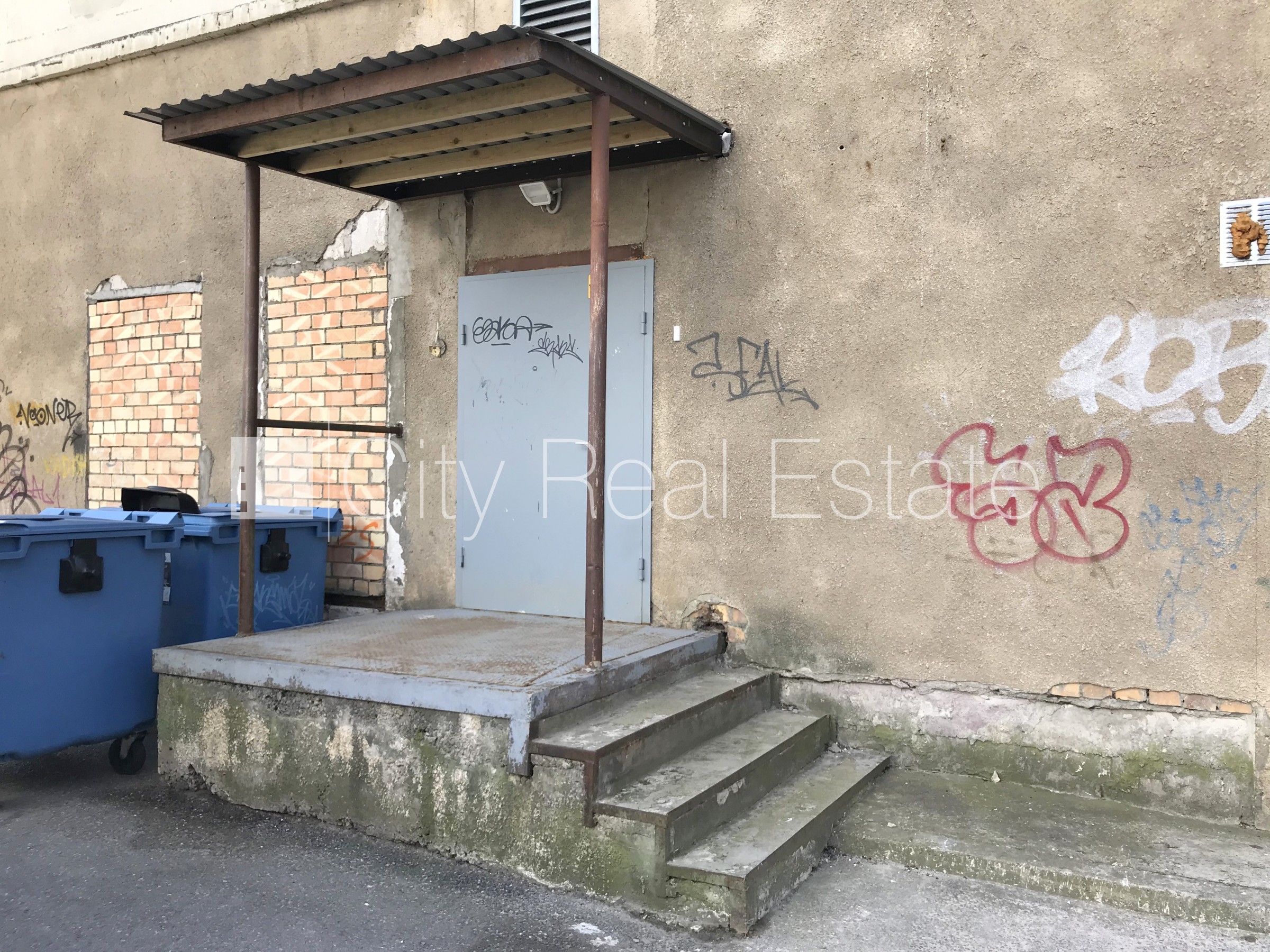 Sludinājumi. Fasādes māja, ieeja no ielas, ieeja no pagalma, logi vērsti uz ielas pusi, divas ieejas, centrālā Cena: 2364 EUR/mēn Foto #5