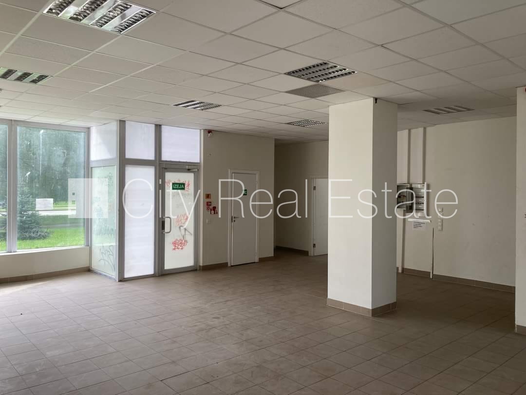 Sludinājumi. Fasādes māja, ieeja no ielas, ieeja no pagalma, logi vērsti uz ielas pusi, divas ieejas, centrālā Cena: 2364 EUR/mēn Foto #3