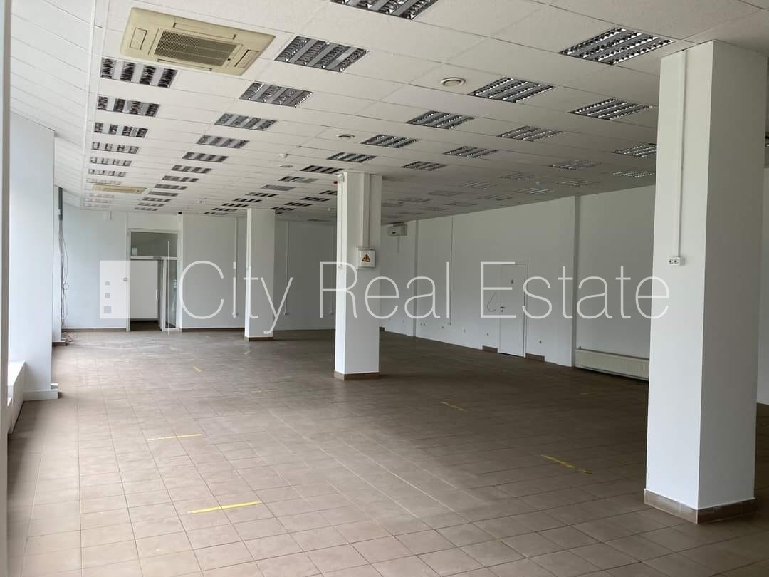 Sludinājumi. Fasādes māja, ieeja no ielas, ieeja no pagalma, logi vērsti uz ielas pusi, divas ieejas, centrālā Cena: 2364 EUR/mēn Foto #2