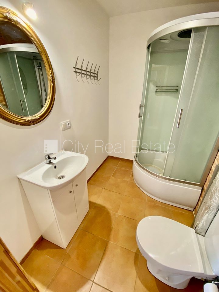 Sludinājumi. Pagalma ēka, renovēta māja, labiekārtots apzaļumots pagalms, slēgts pagalms, ieeja no pagalma, Cena: 300 EUR/mēn Foto #5