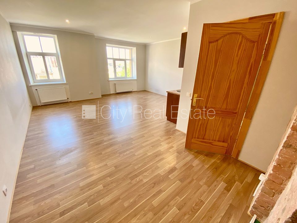 Sludinājumi. Pagalma ēka, renovēta māja, labiekārtots apzaļumots pagalms, slēgts pagalms, ieeja no pagalma, Cena: 300 EUR/mēn Foto #3