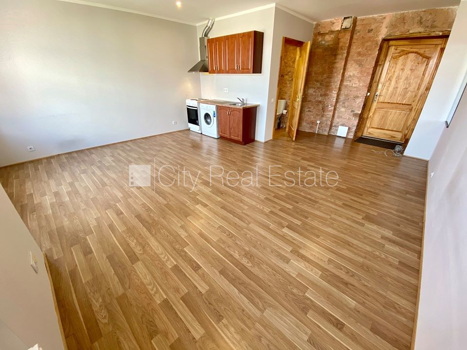 Sludinājumi. Pagalma ēka, renovēta māja, labiekārtots apzaļumots pagalms, slēgts pagalms, ieeja no pagalma, Cena: 300 EUR/mēn Foto #1