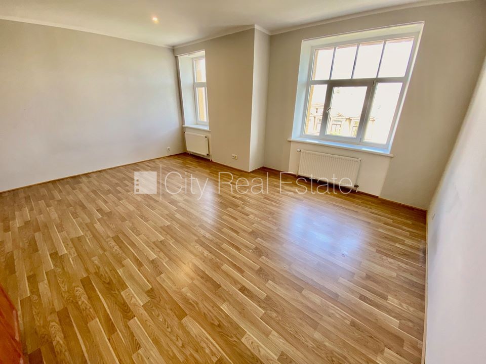 Sludinājumi. Pagalma ēka, renovēta māja, labiekārtots apzaļumots pagalms, slēgts pagalms, ieeja no pagalma, Cena: 300 EUR/mēn Foto #4