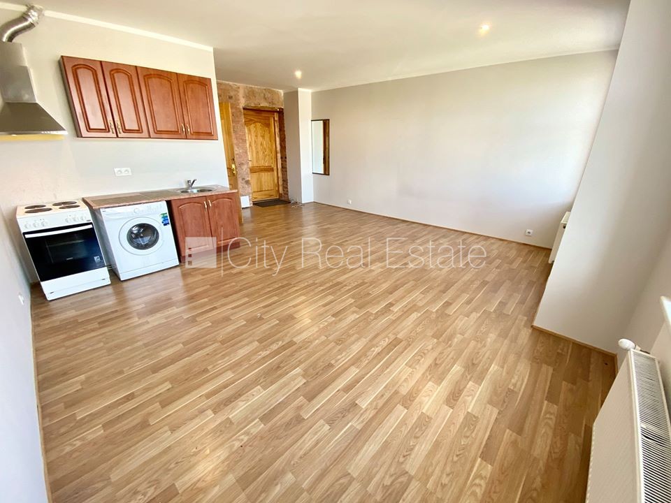 Sludinājumi. Pagalma ēka, renovēta māja, labiekārtots apzaļumots pagalms, slēgts pagalms, ieeja no pagalma, Cena: 300 EUR/mēn Foto #2