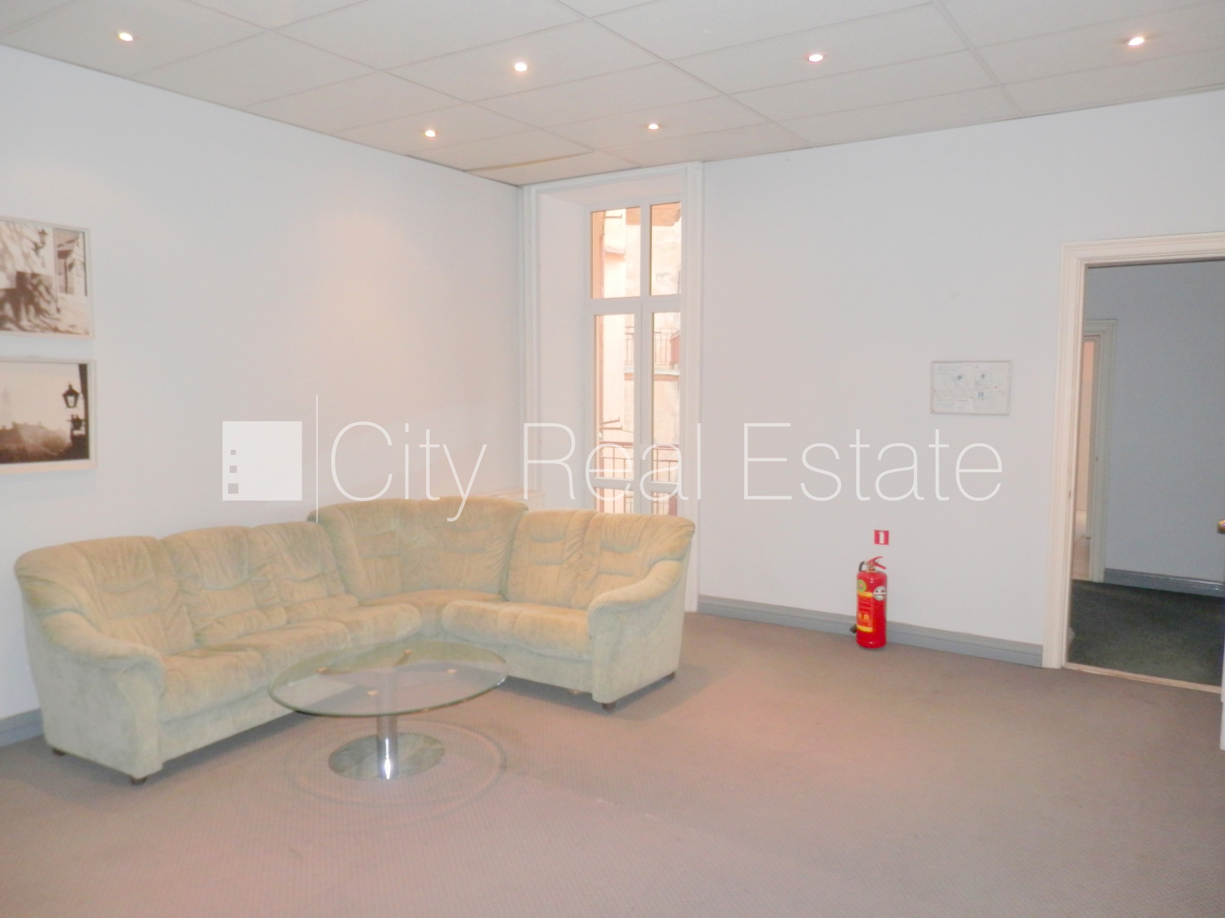 Объявление. Фасадный дом, реновированный дом, вход с улицы, лифт, лестничная клетка после косметического Цена: 500 EUR/мес. Foto #16