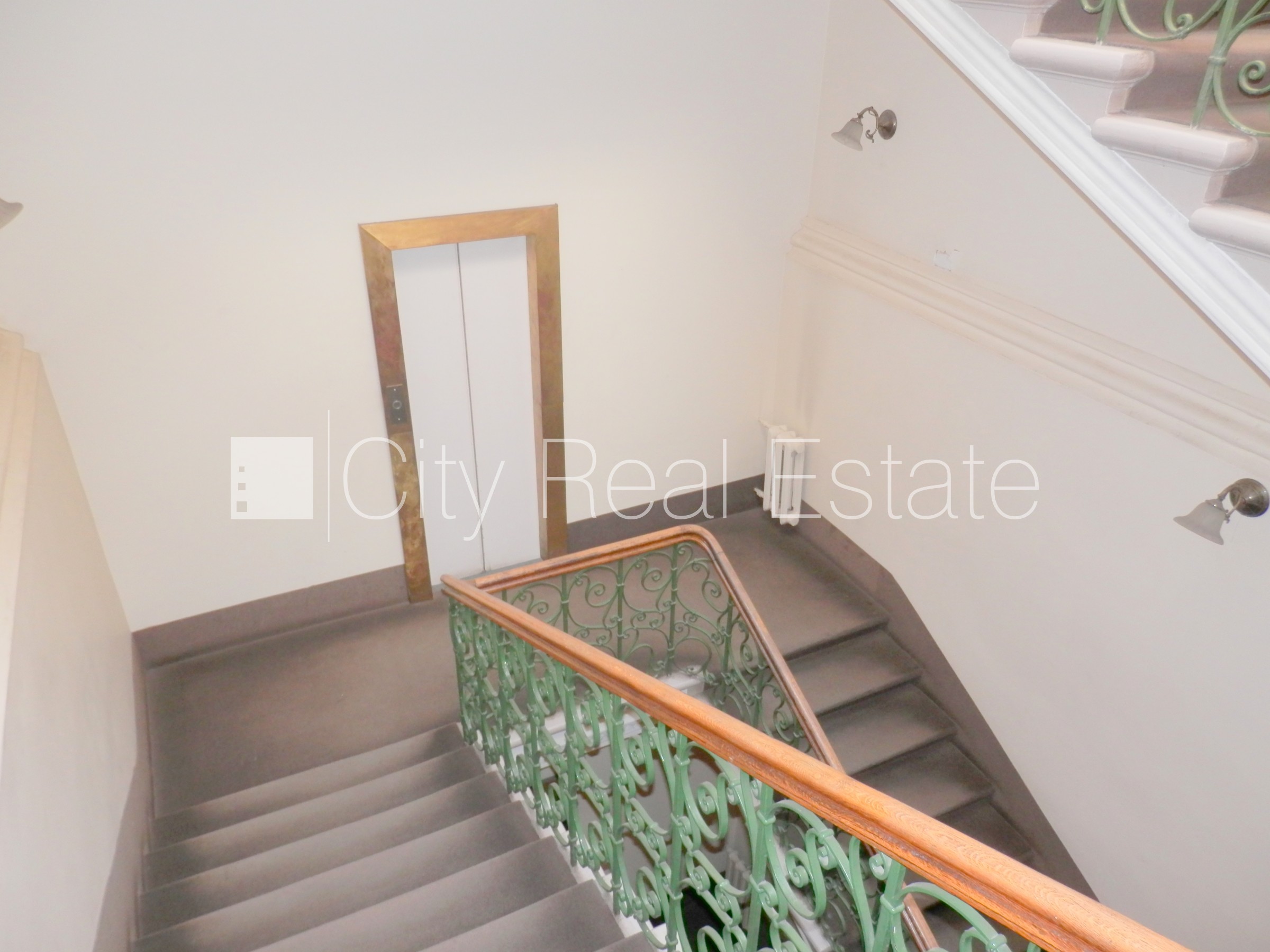 Объявление. Фасадный дом, реновированный дом, вход с улицы, лифт, лестничная клетка после косметического Цена: 500 EUR/мес. Foto #17