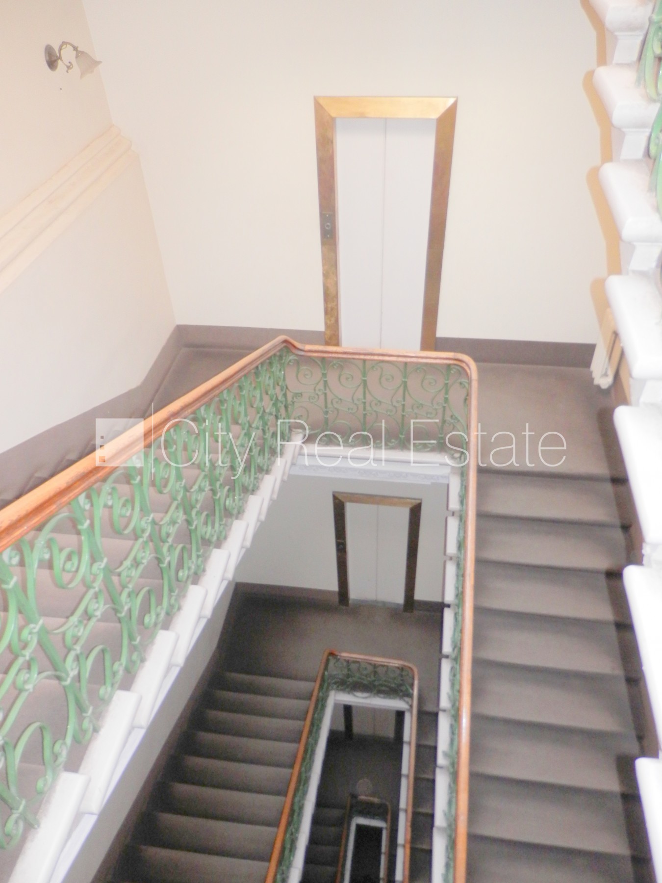 Объявление. Фасадный дом, реновированный дом, вход с улицы, лифт, лестничная клетка после косметического Цена: 500 EUR/мес. Foto #19