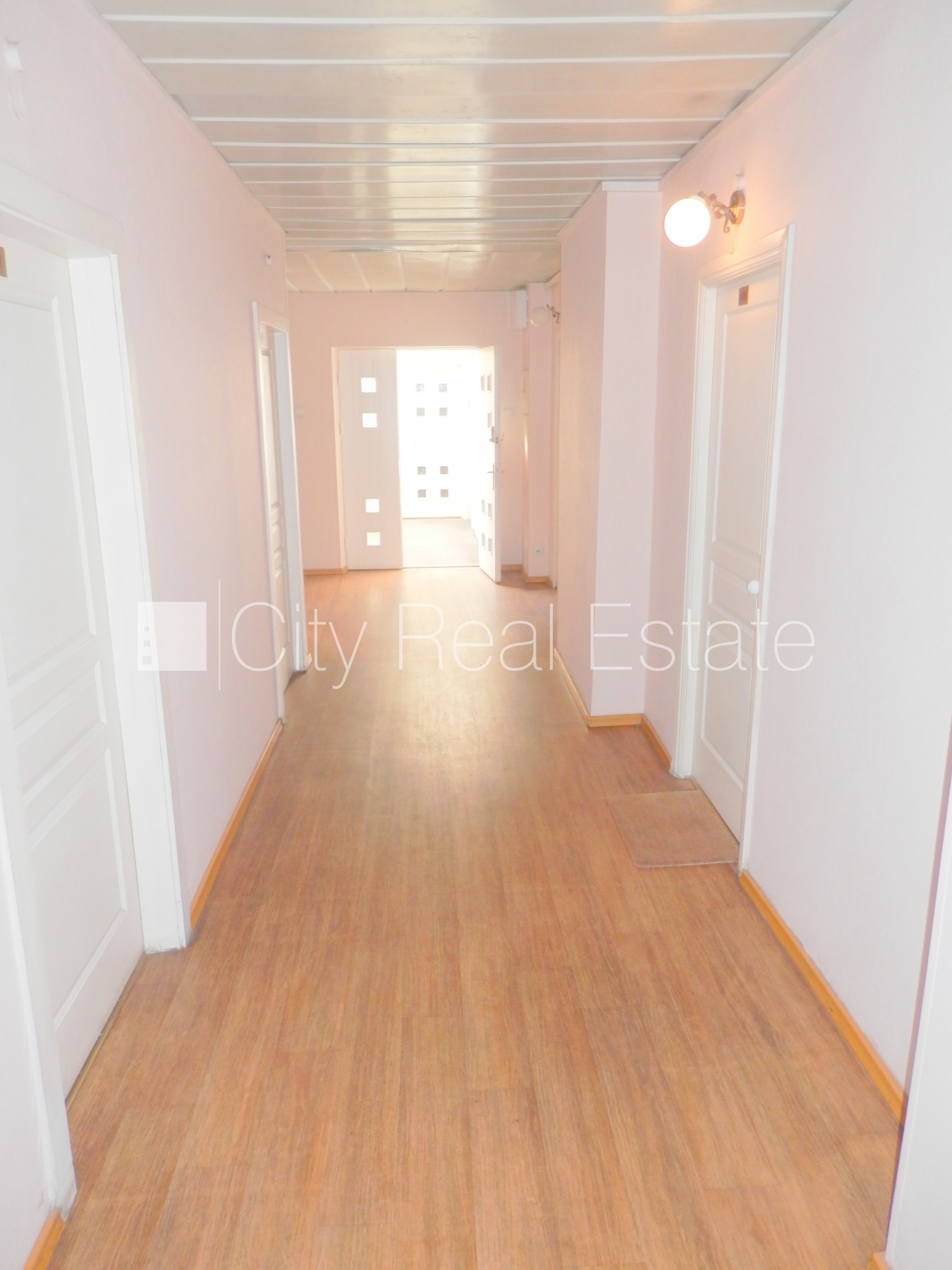 Объявление. Фасадный дом, реновированный дом, вход с улицы, лифт, лестничная клетка после косметического Цена: 500 EUR/мес. Foto #15