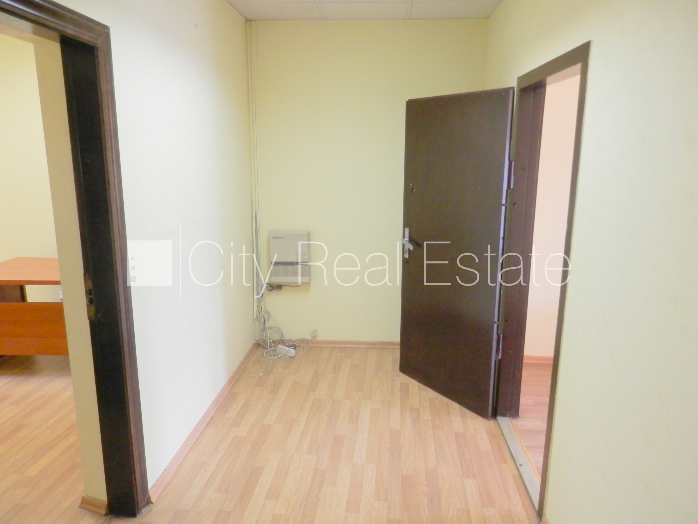 Объявление. Фасадный дом, реновированный дом, вход с улицы, лифт, лестничная клетка после косметического Цена: 500 EUR/мес. Foto #12