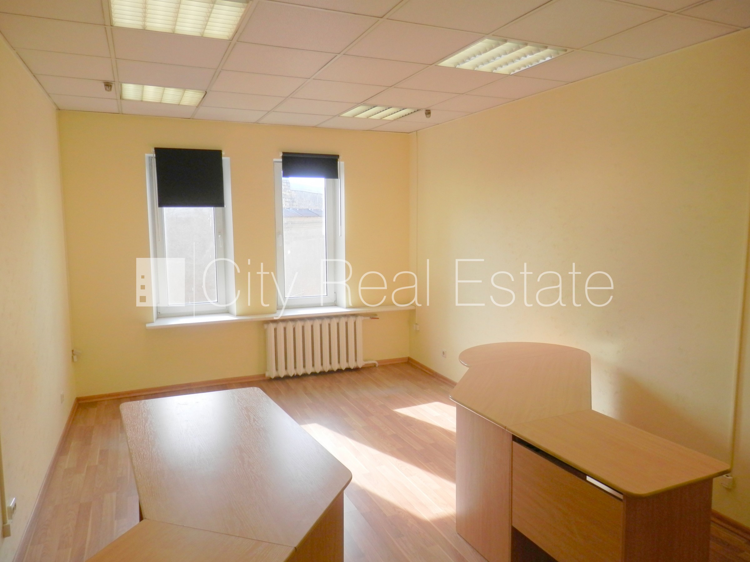 Объявление. Фасадный дом, реновированный дом, вход с улицы, лифт, лестничная клетка после косметического Цена: 500 EUR/мес. Foto #2