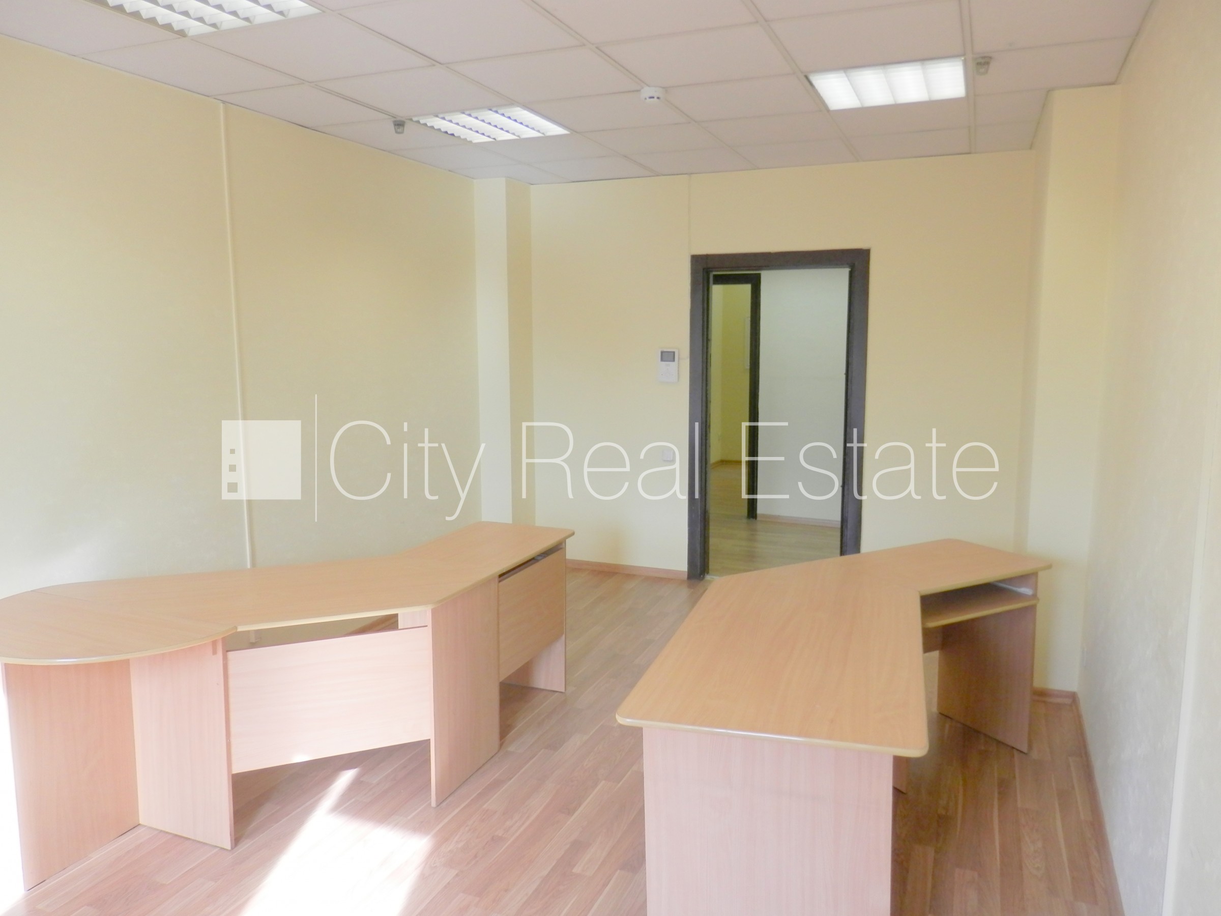 Объявление. Фасадный дом, реновированный дом, вход с улицы, лифт, лестничная клетка после косметического Цена: 500 EUR/мес. Foto #3