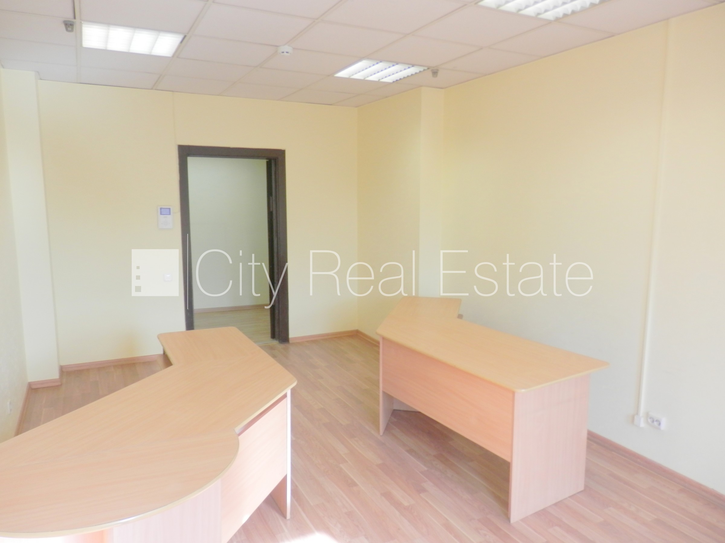 Объявление. Фасадный дом, реновированный дом, вход с улицы, лифт, лестничная клетка после косметического Цена: 500 EUR/мес. Foto #11