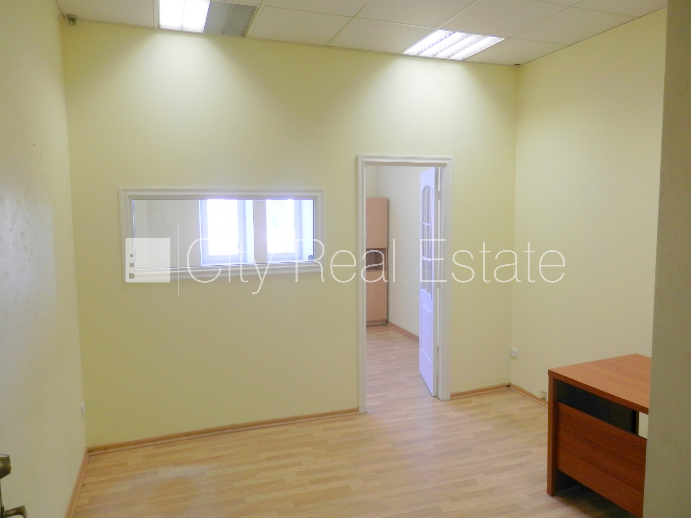 Объявление. Фасадный дом, реновированный дом, вход с улицы, лифт, лестничная клетка после косметического Цена: 500 EUR/мес. Foto #10