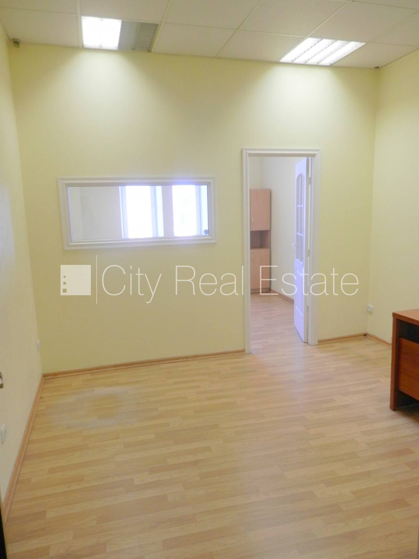 Объявление. Фасадный дом, реновированный дом, вход с улицы, лифт, лестничная клетка после косметического Цена: 500 EUR/мес. Foto #4