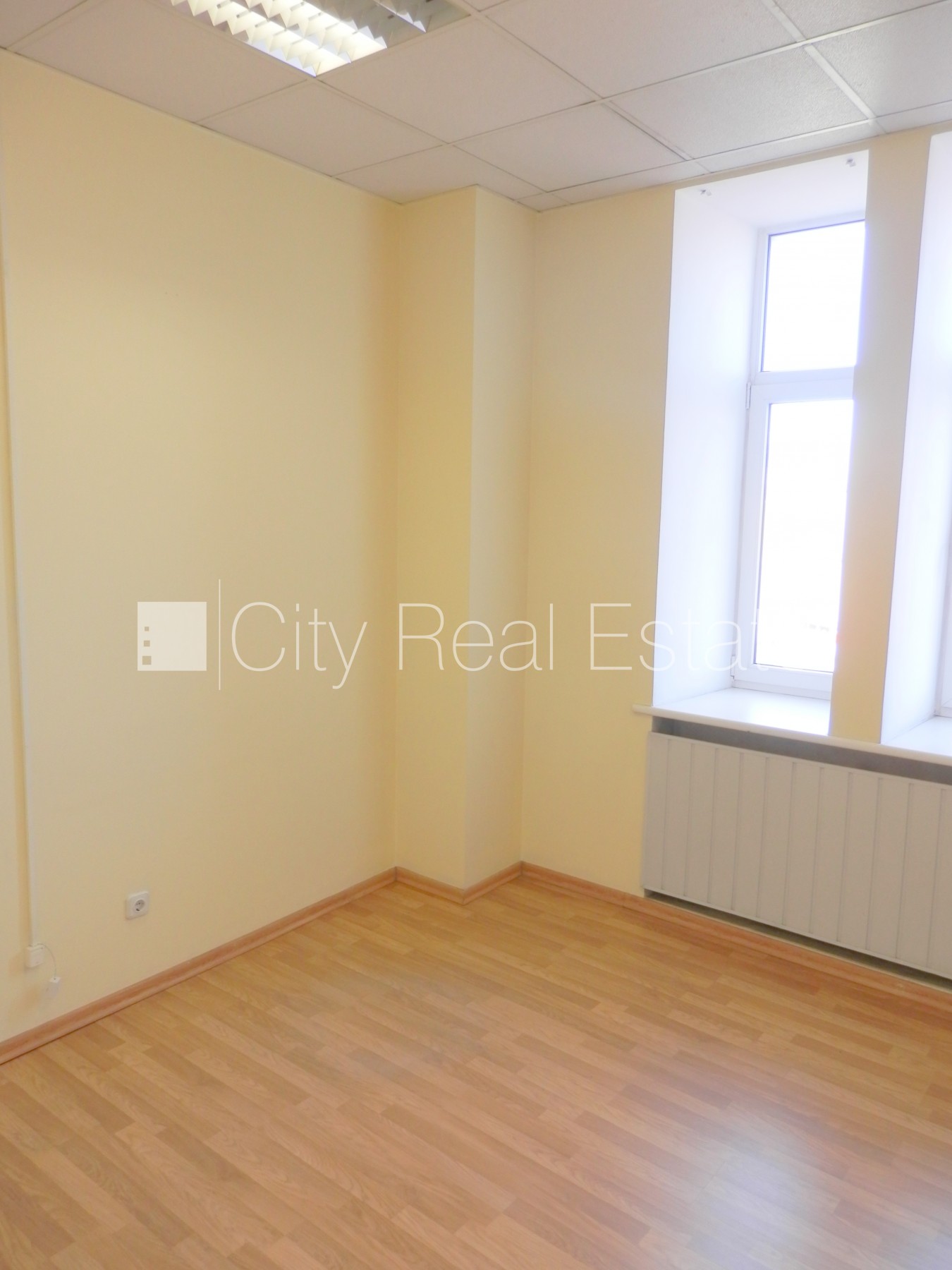 Объявление. Фасадный дом, реновированный дом, вход с улицы, лифт, лестничная клетка после косметического Цена: 500 EUR/мес. Foto #7