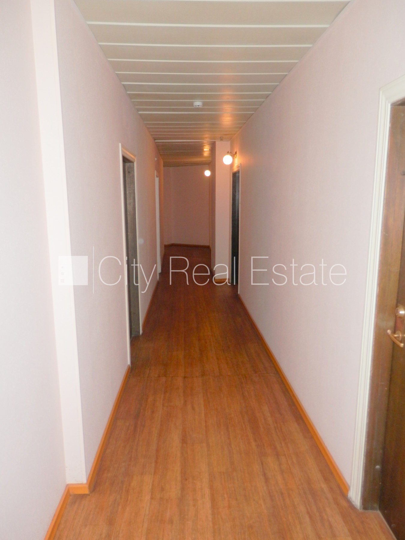 Объявление. Фасадный дом, реновированный дом, вход с улицы, лифт, лестничная клетка после косметического Цена: 500 EUR/мес. Foto #13