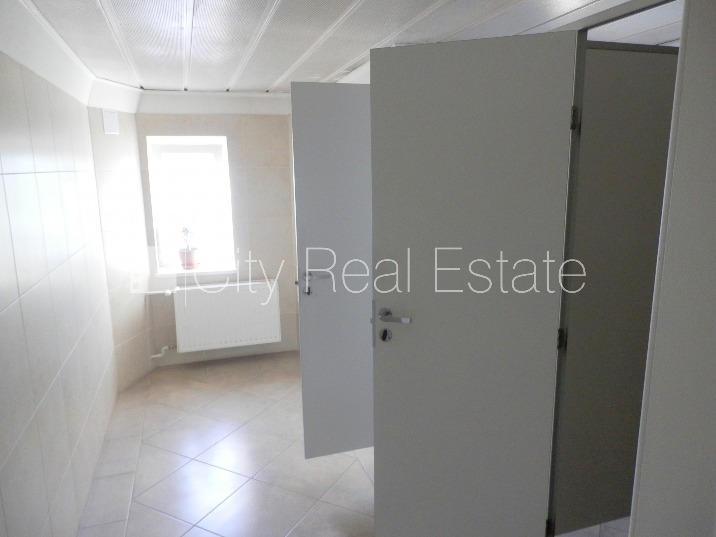 Объявление. Фасадный дом, реновированный дом, вход с улицы, лифт, лестничная клетка после косметического Цена: 500 EUR/мес. Foto #20