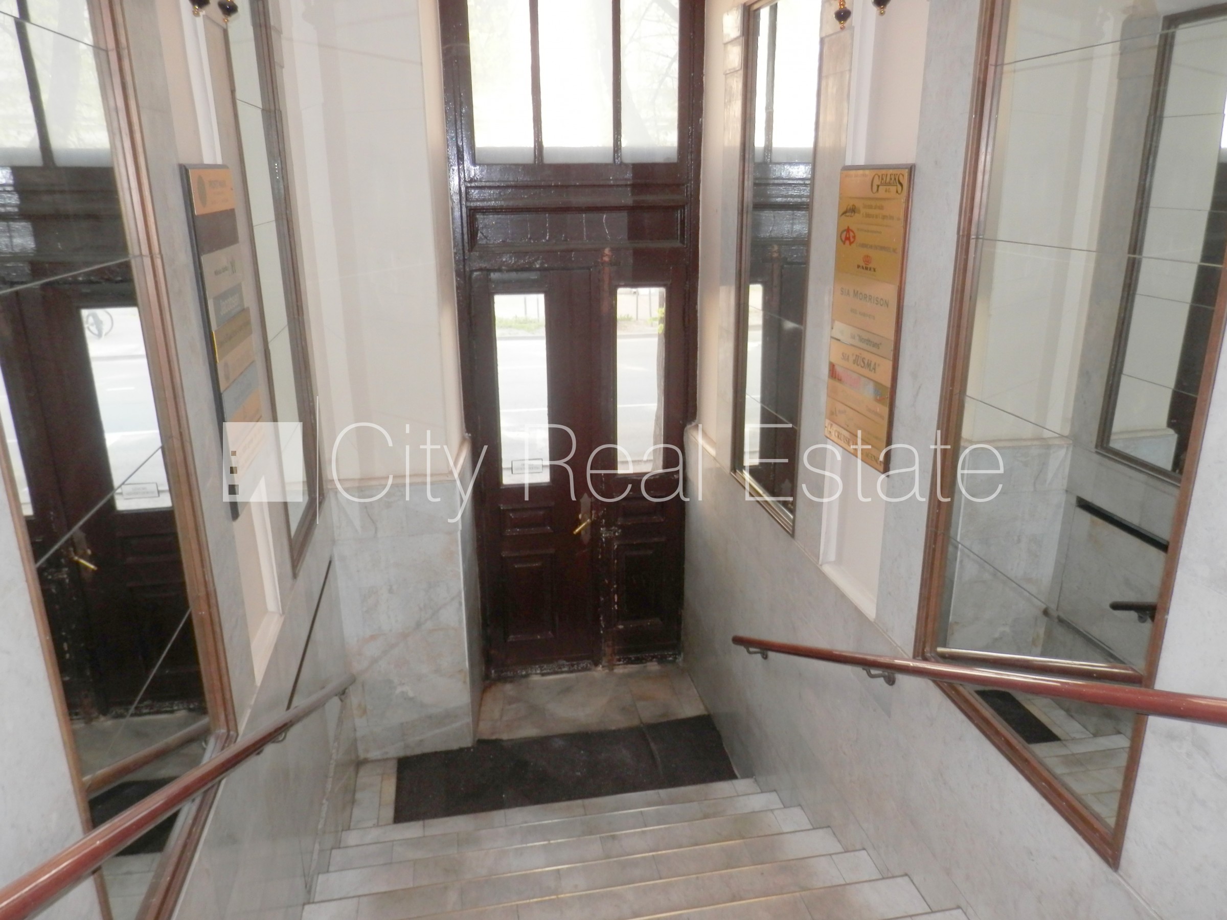 Объявление. Фасадный дом, реновированный дом, вход с улицы, лифт, лестничная клетка после косметического Цена: 500 EUR/мес. Foto #21