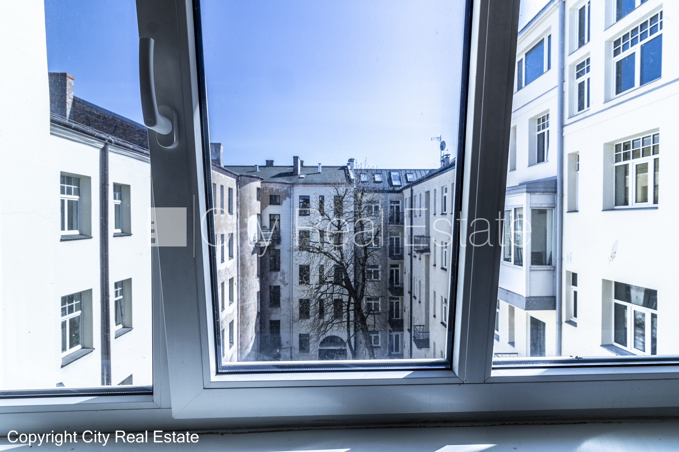 Sludinājumi. Fasādes māja, renovēta māja, slēgts pagalms, ieeja no ielas, ir lifts, kāpņu telpa pēc kapitālā Cena: 1322 EUR/mēn Foto #16