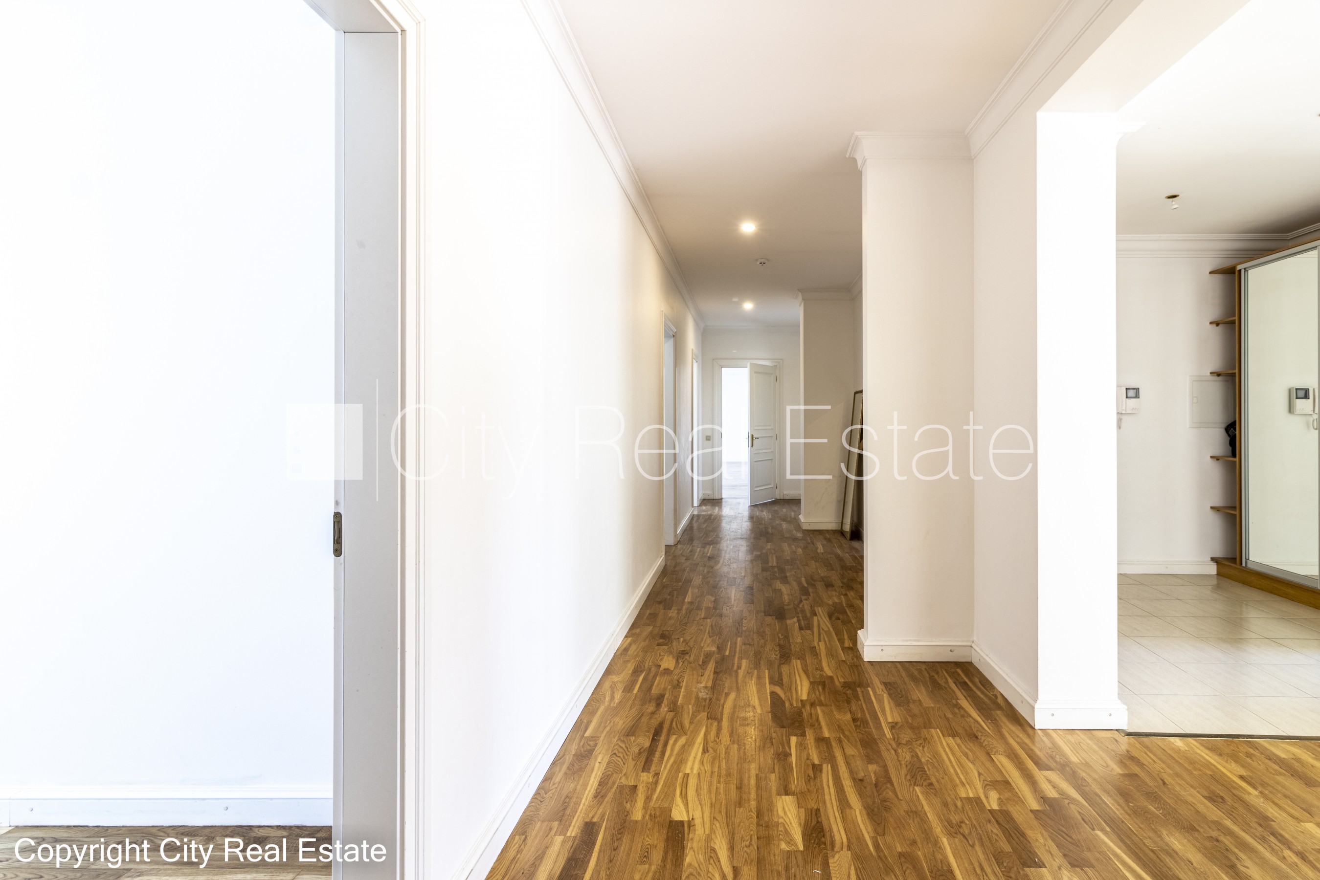 Sludinājumi. Fasādes māja, renovēta māja, slēgts pagalms, ieeja no ielas, ir lifts, kāpņu telpa pēc kapitālā Cena: 1322 EUR/mēn Foto #5