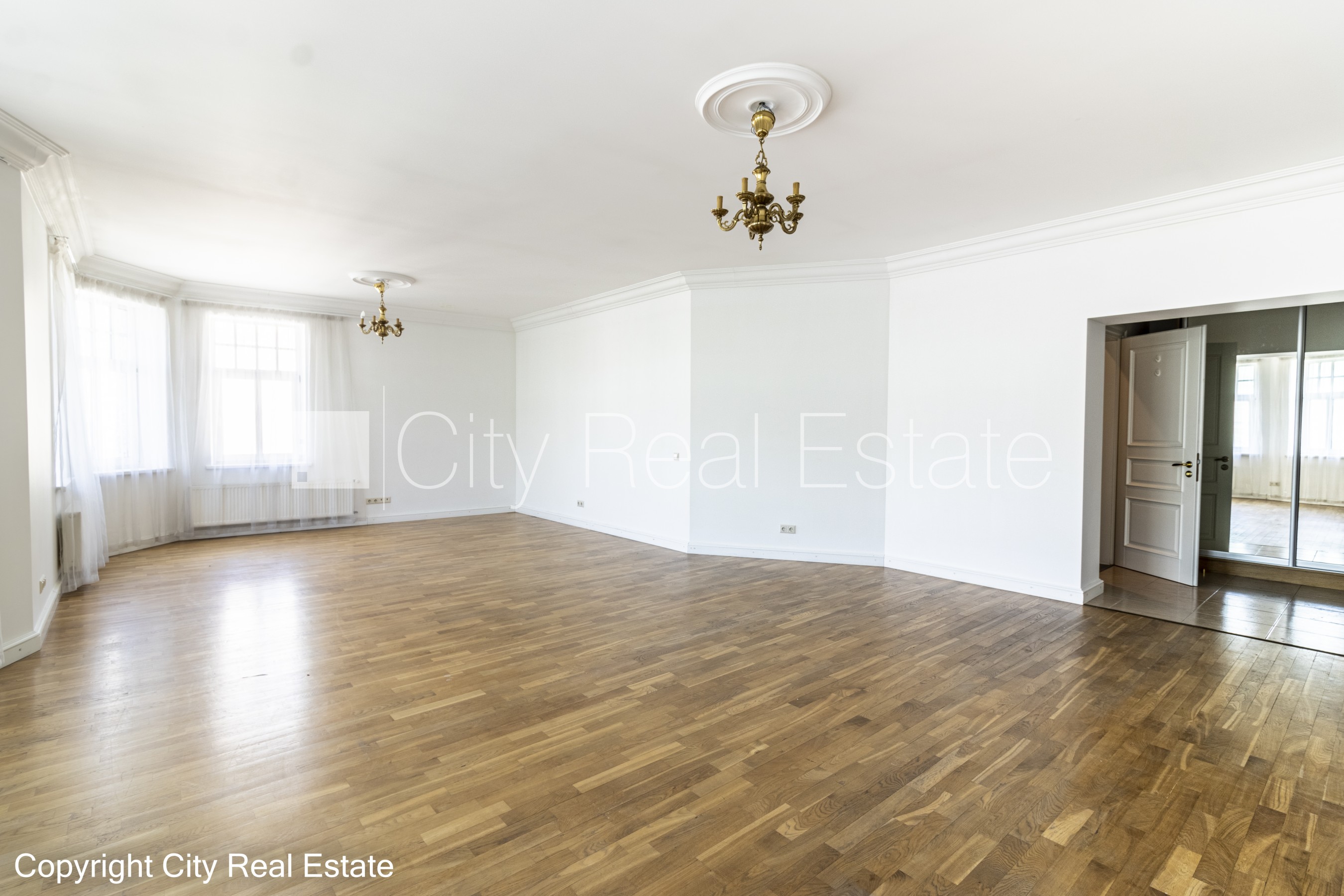 Sludinājumi. Fasādes māja, renovēta māja, slēgts pagalms, ieeja no ielas, ir lifts, kāpņu telpa pēc kapitālā Cena: 1322 EUR/mēn Foto #2