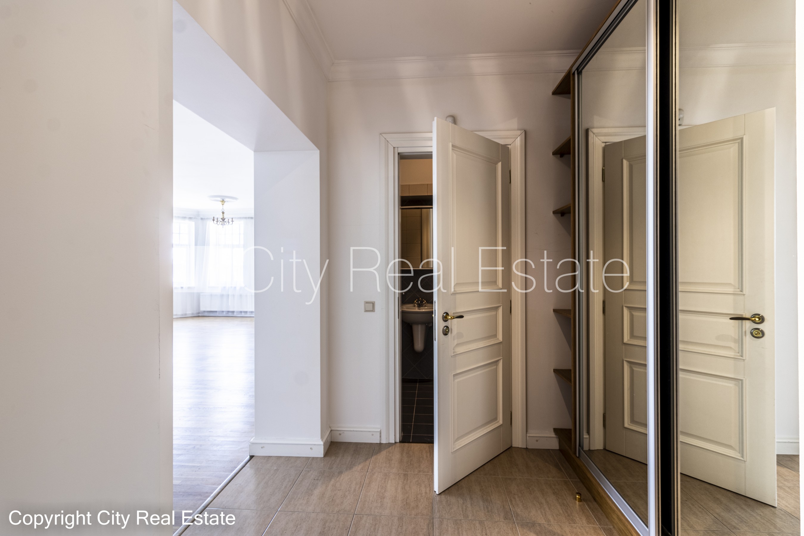 Sludinājumi. Fasādes māja, renovēta māja, slēgts pagalms, ieeja no ielas, ir lifts, kāpņu telpa pēc kapitālā Cena: 1322 EUR/mēn Foto #21