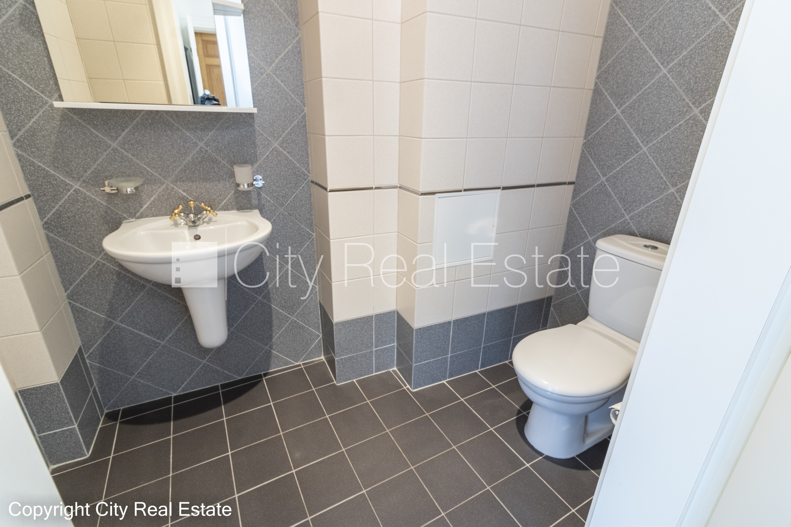 Sludinājumi. Fasādes māja, renovēta māja, slēgts pagalms, ieeja no ielas, ir lifts, kāpņu telpa pēc kapitālā Cena: 1322 EUR/mēn Foto #22