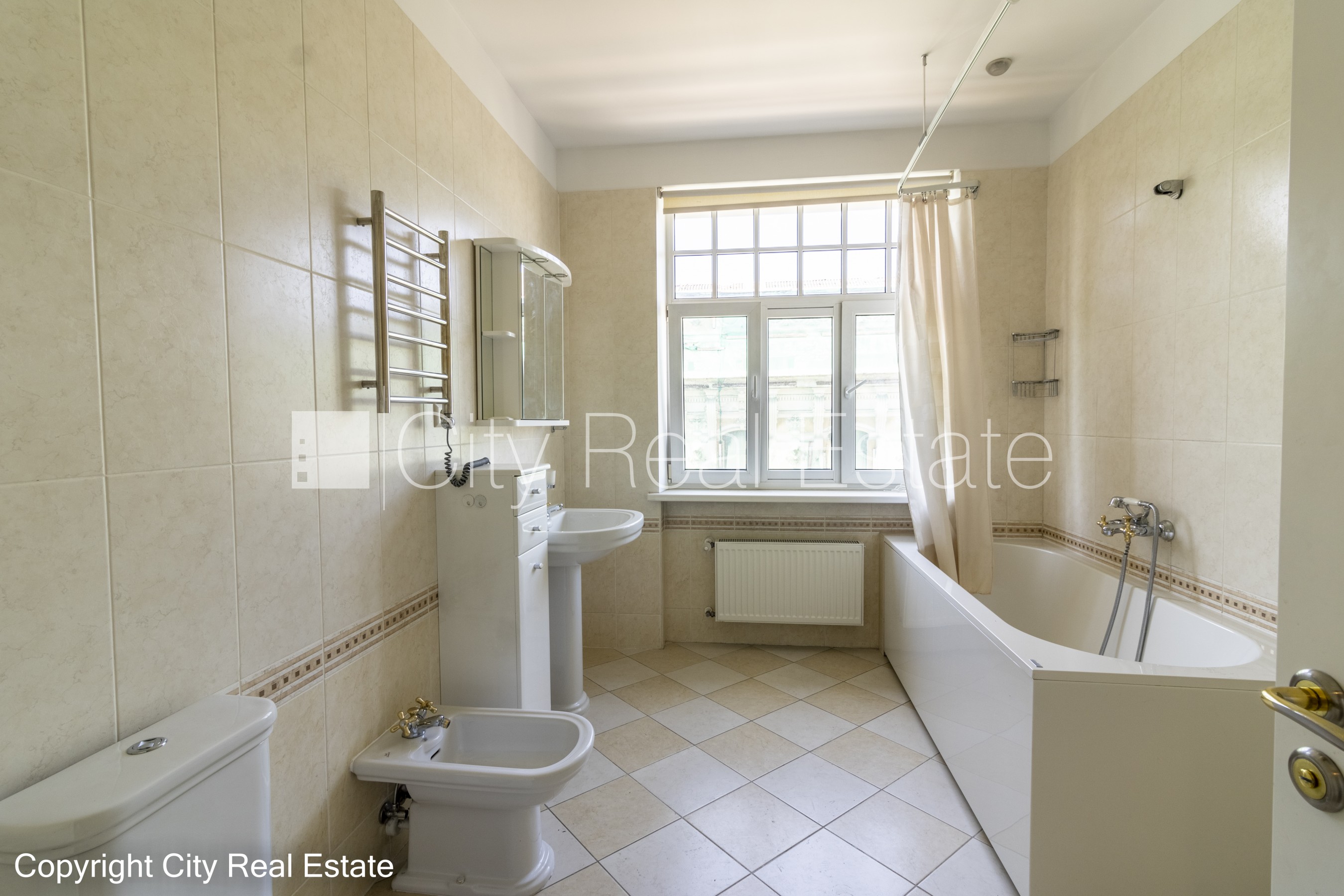 Sludinājumi. Fasādes māja, renovēta māja, slēgts pagalms, ieeja no ielas, ir lifts, kāpņu telpa pēc kapitālā Cena: 1322 EUR/mēn Foto #20