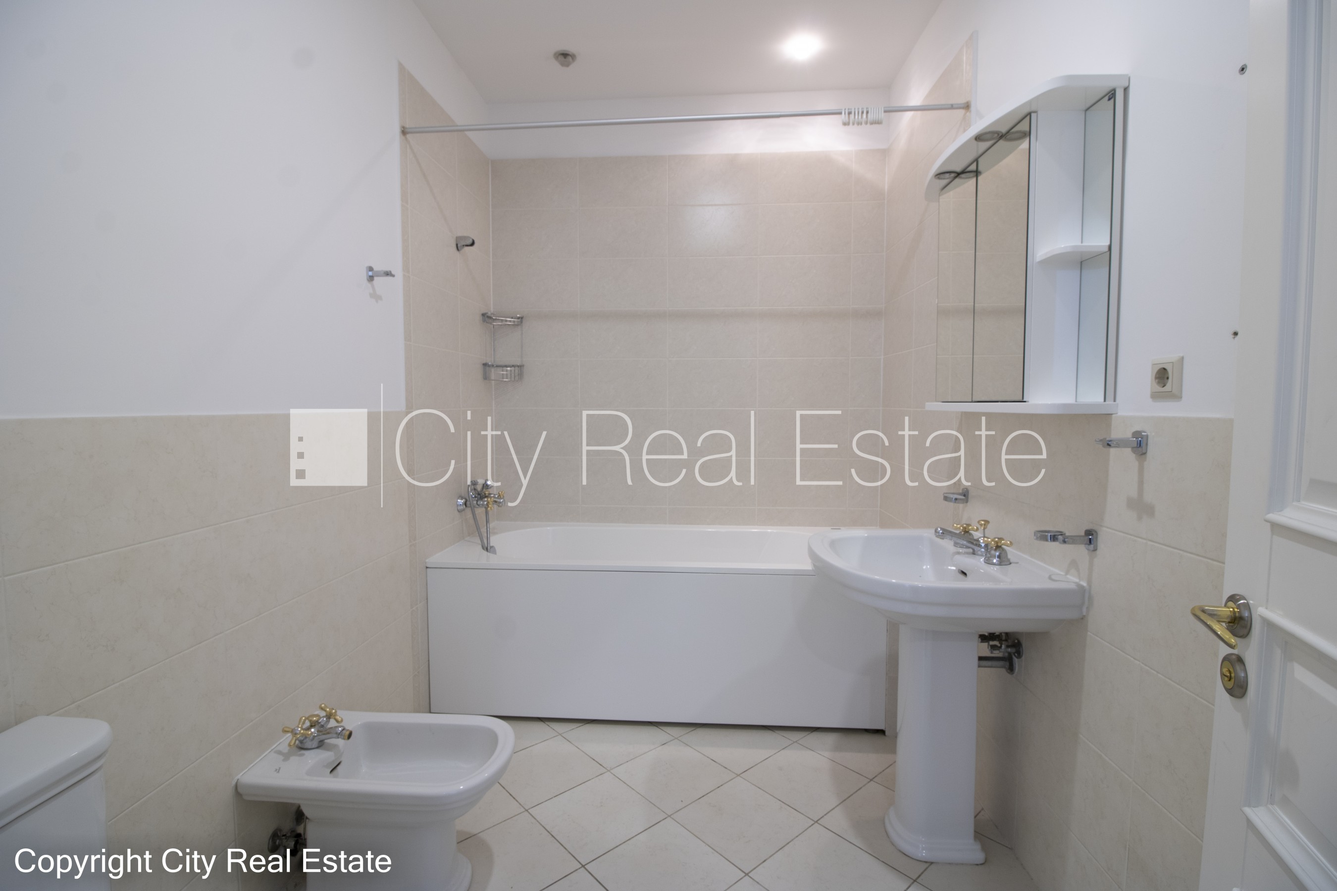 Sludinājumi. Fasādes māja, renovēta māja, slēgts pagalms, ieeja no ielas, ir lifts, kāpņu telpa pēc kapitālā Cena: 1322 EUR/mēn Foto #19