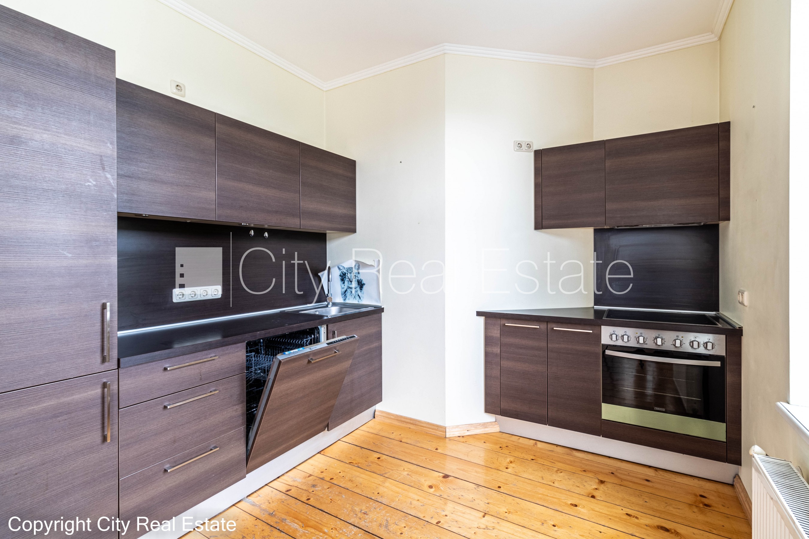 Sludinājumi. Fasādes māja, slēgts pagalms, vieta automašīnai, ieeja no ielas un pagalma, ir lifts, kāpņu telpa Cena: 170000 EUR Foto #2