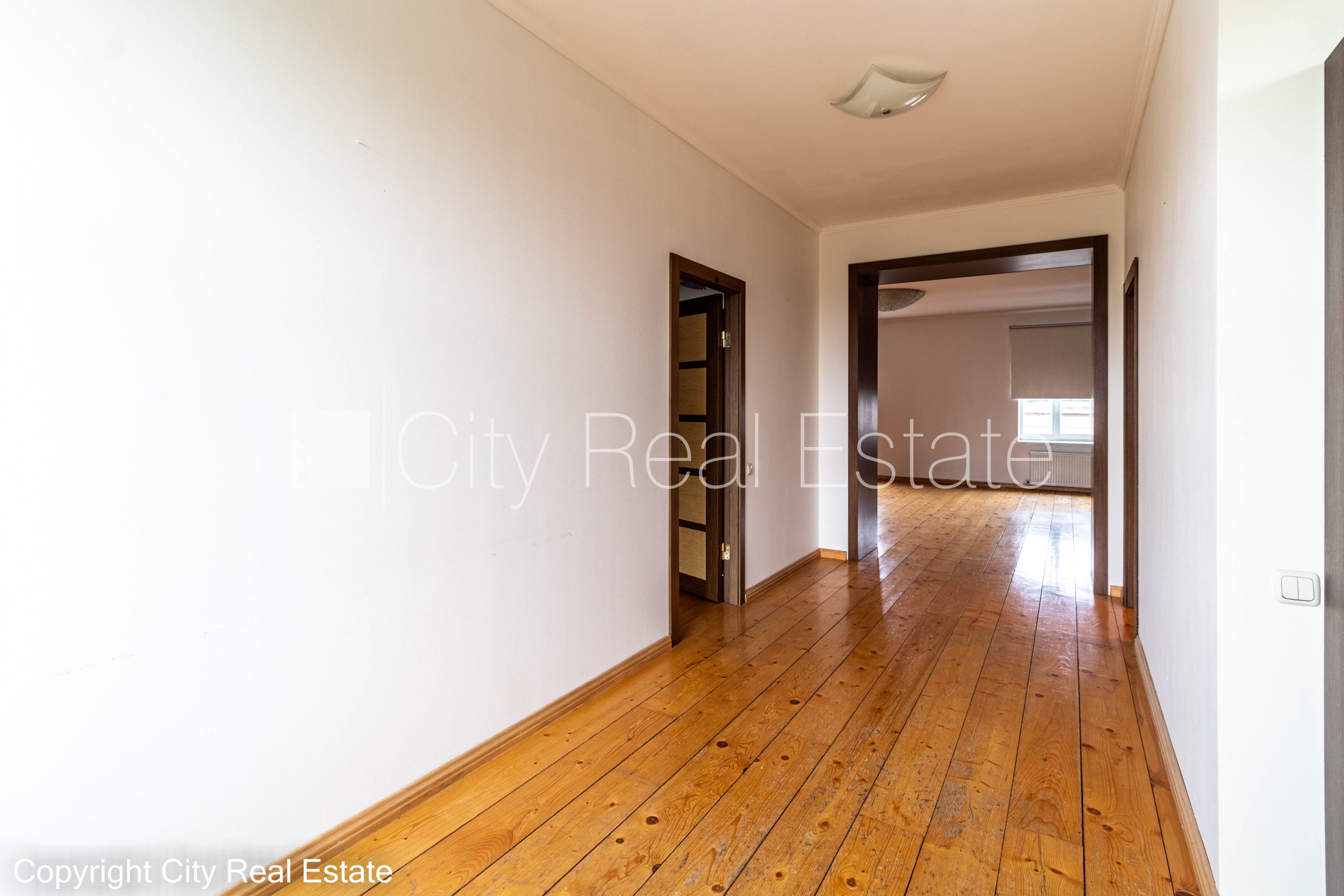 Sludinājumi. Fasādes māja, slēgts pagalms, vieta automašīnai, ieeja no ielas un pagalma, ir lifts, kāpņu telpa Cena: 170000 EUR Foto #3