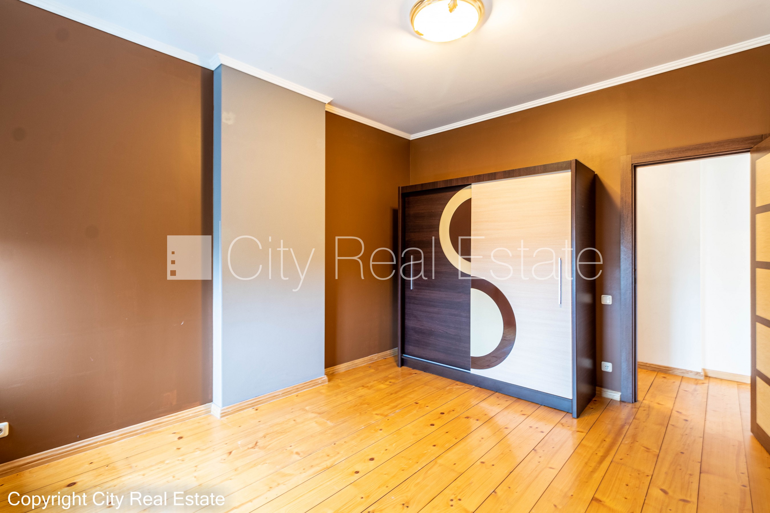 Sludinājumi. Fasādes māja, slēgts pagalms, vieta automašīnai, ieeja no ielas un pagalma, ir lifts, kāpņu telpa Cena: 170000 EUR Foto #10