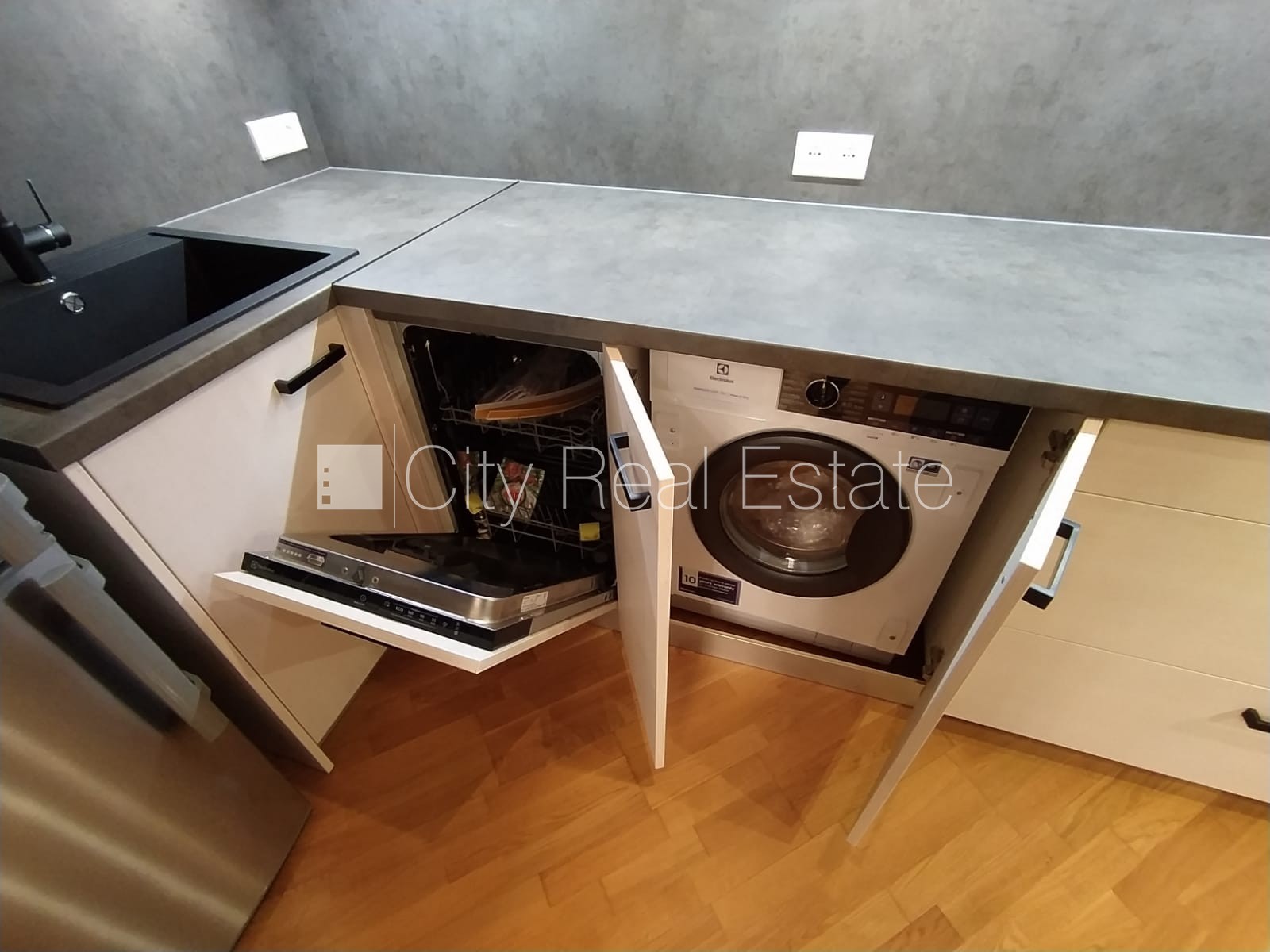 Sludinājumi. Zeme īpašumā, fasādes māja, renovēta māja, mainīts Jumta segums, ķieģeļu mūra sienas, fasāde ar Cena: 270000 EUR Foto #5