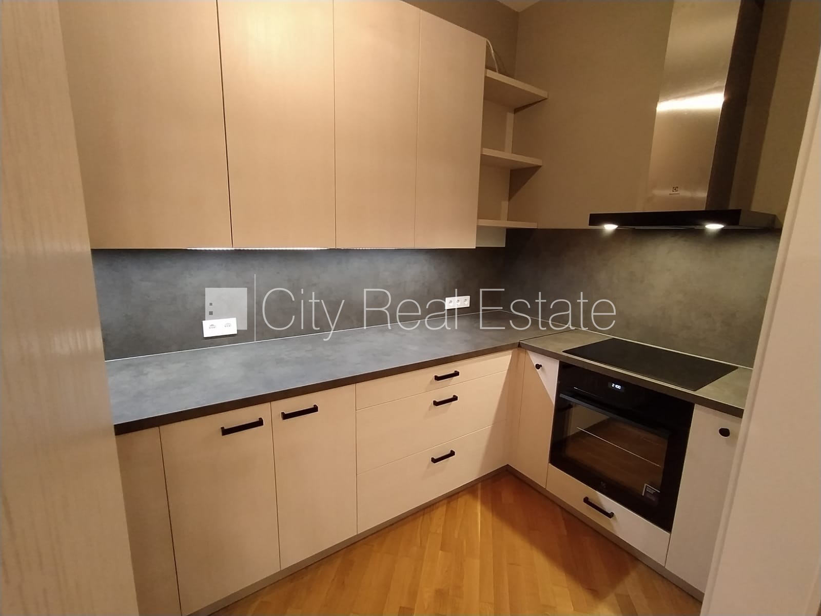 Sludinājumi. Zeme īpašumā, fasādes māja, renovēta māja, mainīts Jumta segums, ķieģeļu mūra sienas, fasāde ar Cena: 270000 EUR Foto #3