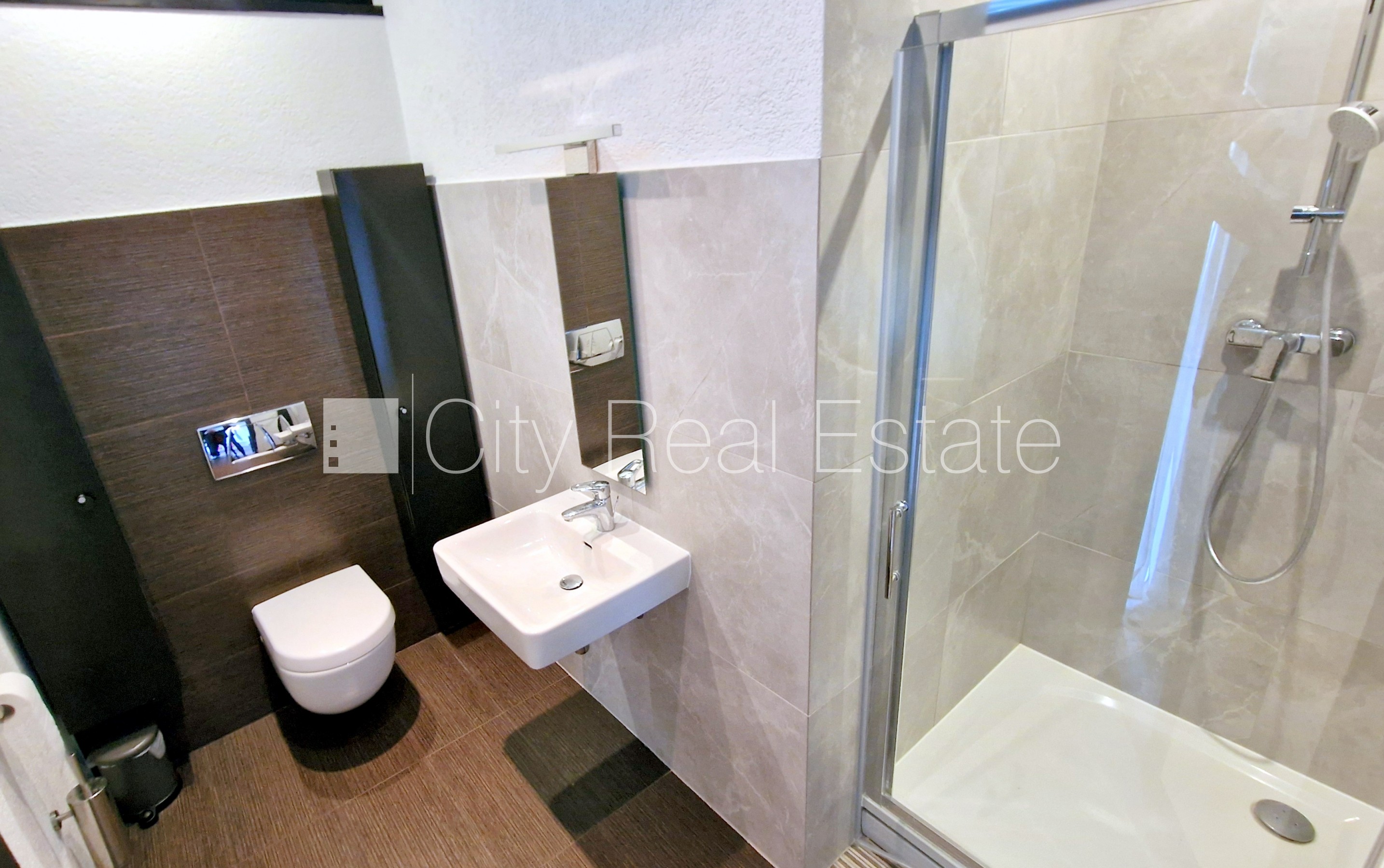 Объявление. Частный дом, новостройка, благоустроенная озеленённая территория, закрытая территория, въездные Цена: 785000 EUR Foto #20