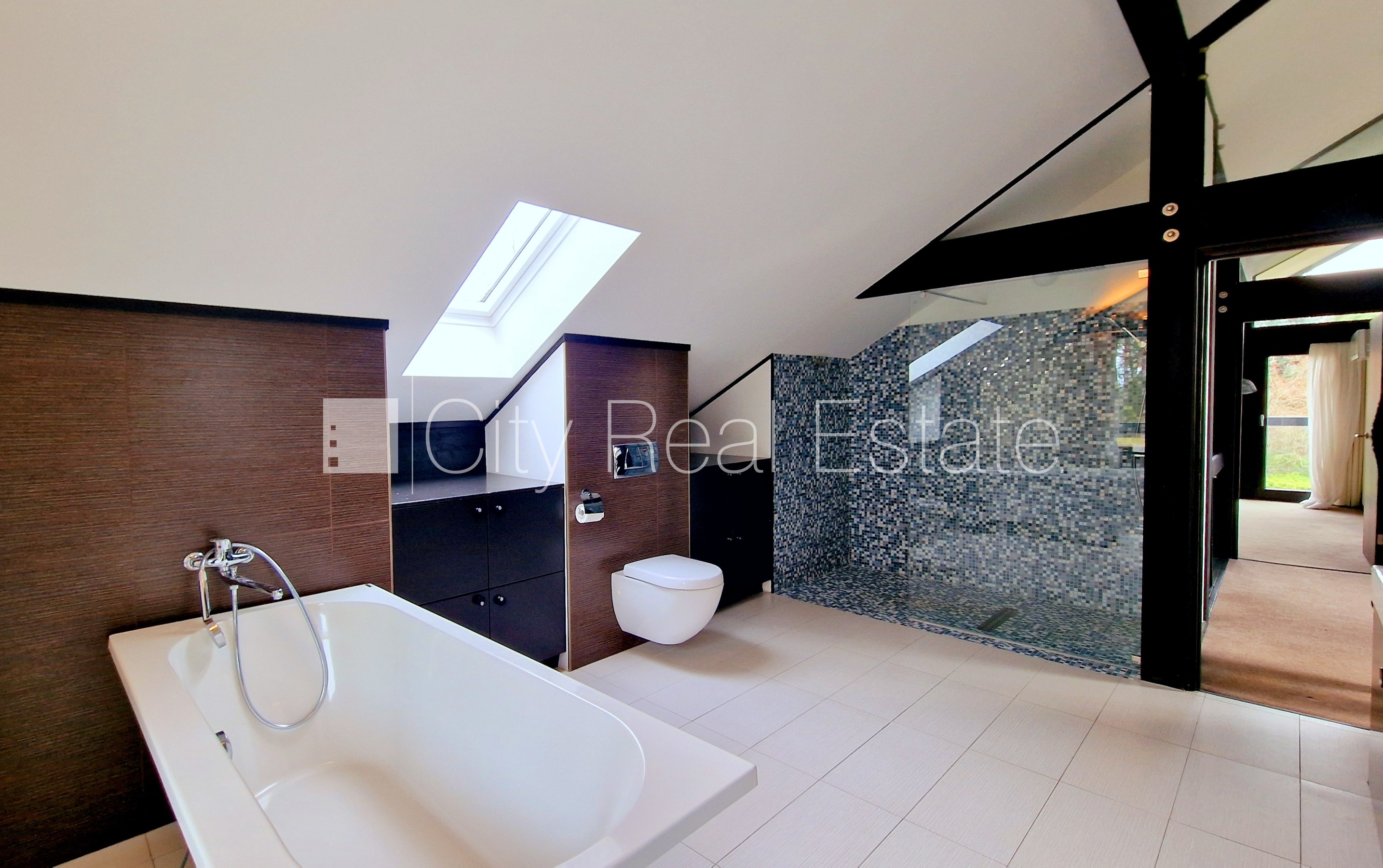 Объявление. Частный дом, новостройка, благоустроенная озеленённая территория, закрытая территория, въездные Цена: 785000 EUR Foto #18